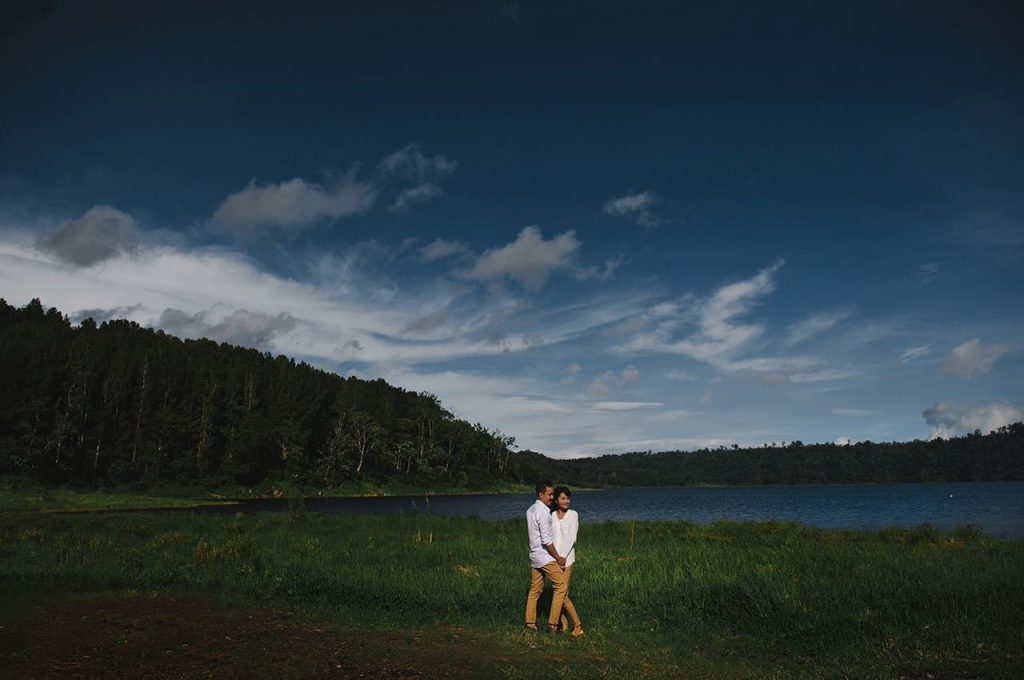 Elope-in-Bali-lake-view-Bali-Moon-Wedding