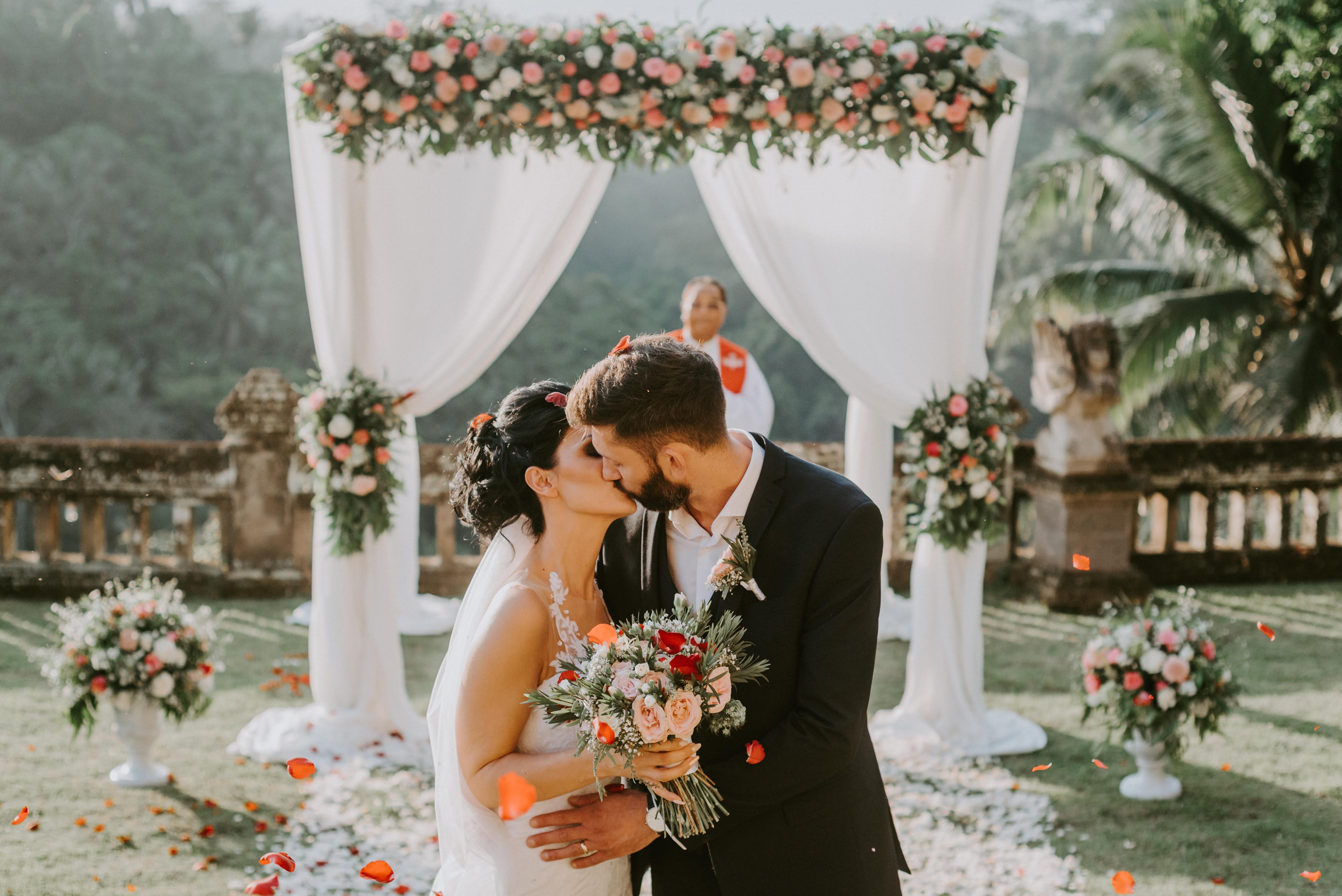 Eloping in Bali - Ubud temple garden wedding by Bali Moon Wedding (11)